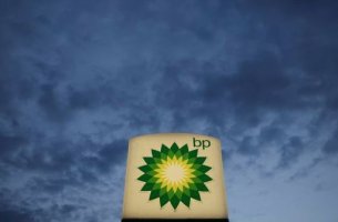 BP: Περικοπές στα υπεράκτια αιολικά, επιστροφή στα ορυκτά