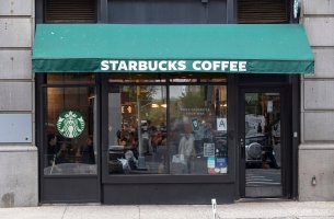 Αντί woke fund ετοιμάζει επίθεση στα Starbucks λόγω DEI