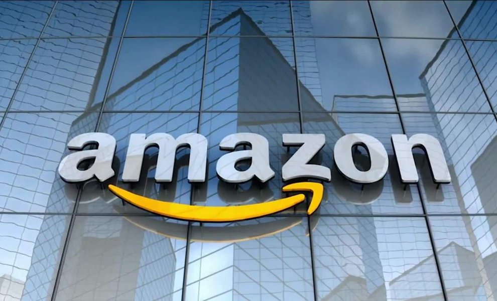 Συμφωνία Ελλάδας και Amazon με φόντο το διάστημα