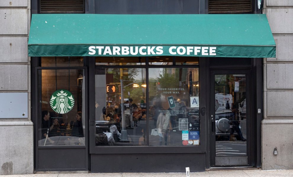 Αντί woke fund ετοιμάζει επίθεση στα Starbucks λόγω DEI