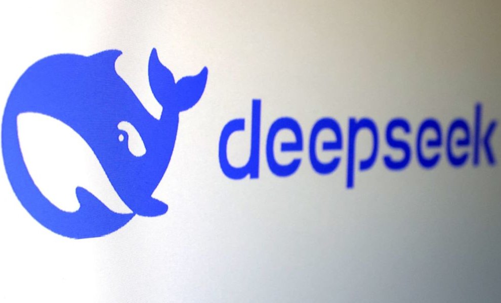 DeepSeek: H start-up που ξεκίνησε με κεφάλαιο €1,3 εκατ. και προκαλεί πονοκέφαλο στη Silicon Valley